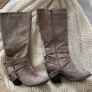 Size 8 1/2 Fergie taupe boot